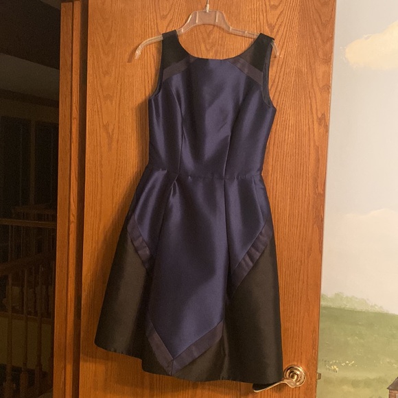 Theia fit and flare black/navy party dress! Flattering lines.Excellent condition - Picture 4 of 12